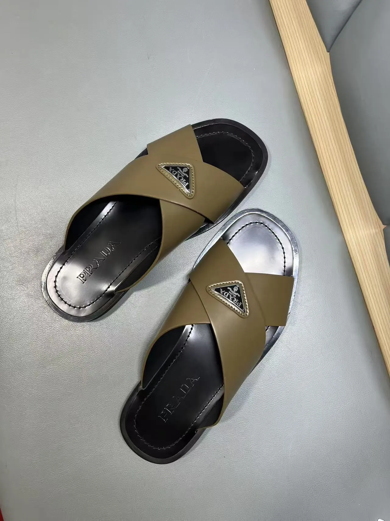 340💰PRADA Prada’s latest slippers are synchronized with the official website. This slipper is made of the brand’s unique and iconic Saffiano leather. The brand logo jumps out from the double straps, and the brand style is clearly visible. Cowhide gives men elegant charm and functional design, making it an ideal choice for vacation and leisure. Size:38-45